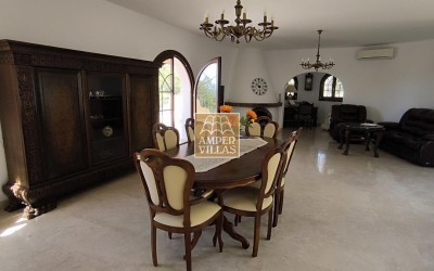 Fantástica villa con gran parcela, con privacidad y vistas al mar.